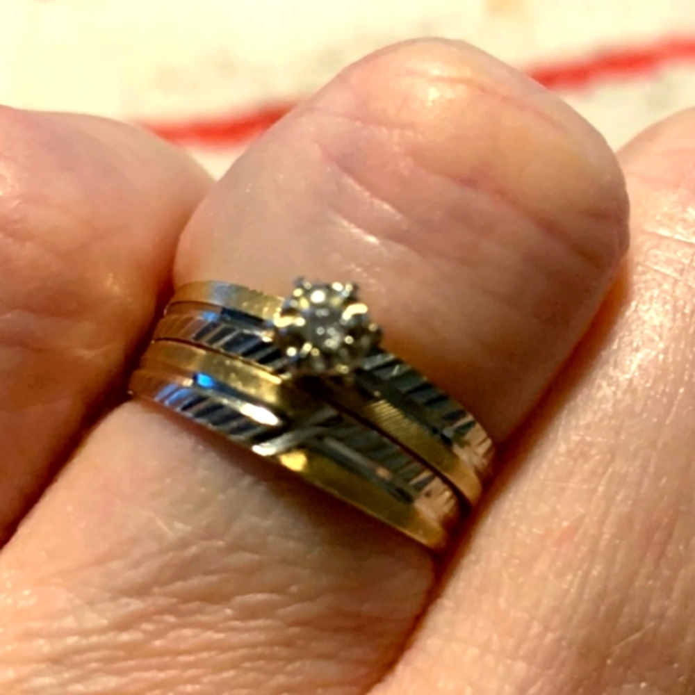 10k gold wedding bands with Gem - Picture 2 of 5